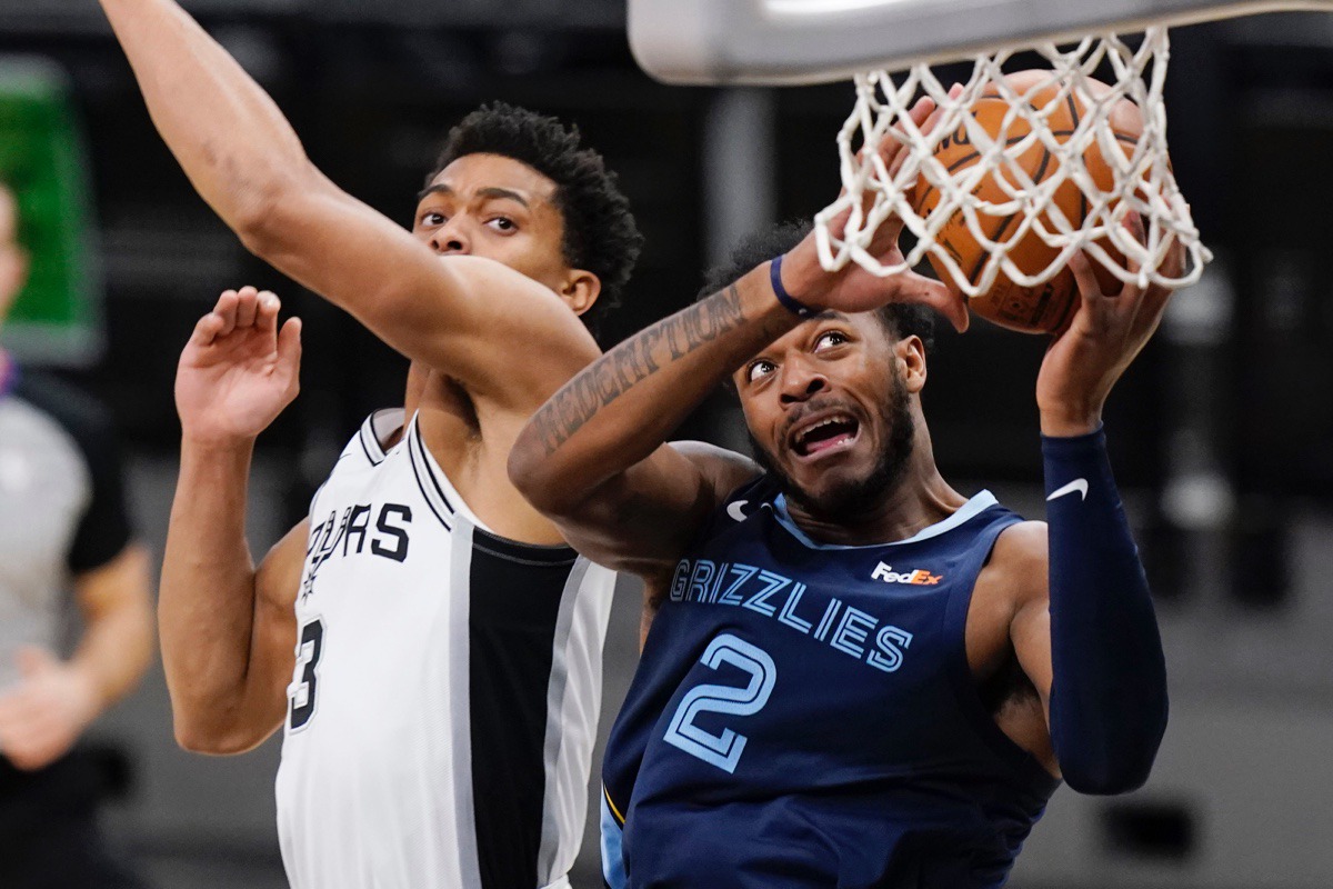 <strong>Memphis Grizzlies forward Xavier Tillman Sr. (2) drives to the basket past San Antonio Spurs forward Keldon Johnson (3) in San Antonio, Monday, Feb. 1, 2021.</strong> (Eric Gay/AP)