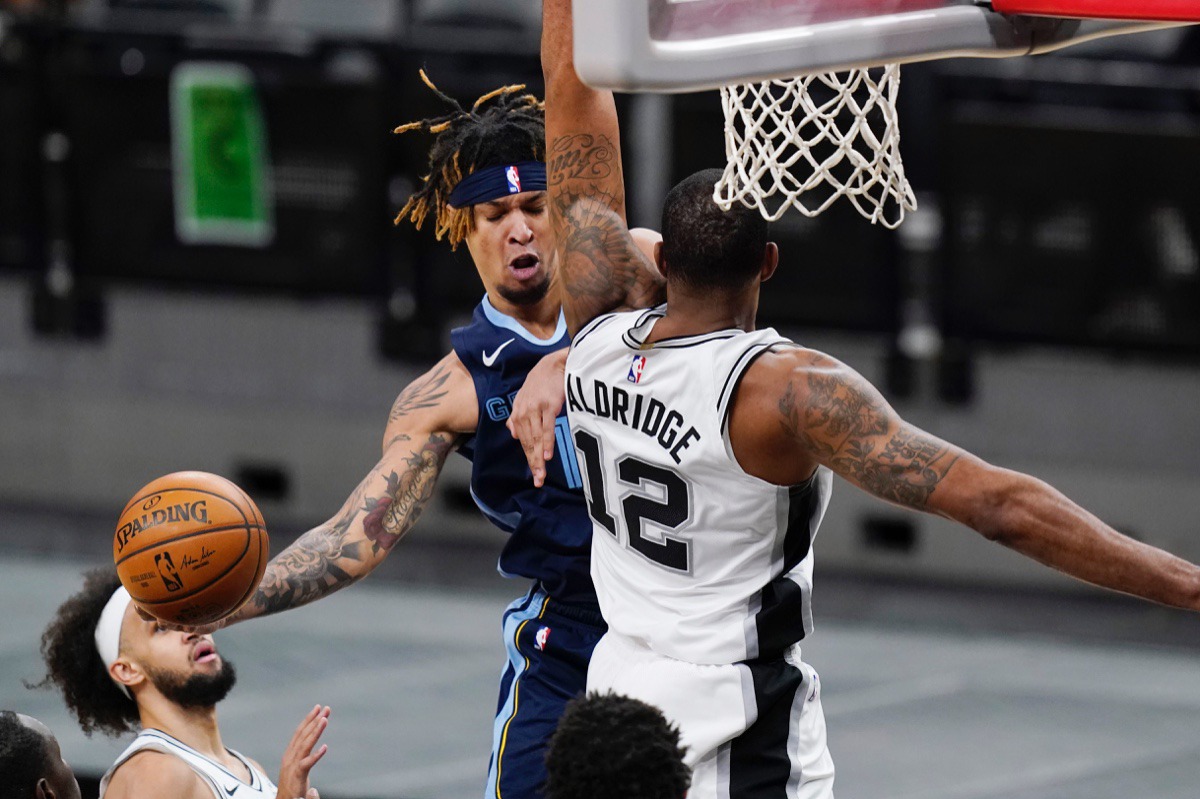 <strong>Memphis Grizzlies forward Brandon Clarke (15) drives to the basket against San Antonio Spurs center LaMarcus Aldridge (12).</strong> (Eric Gay/AP)