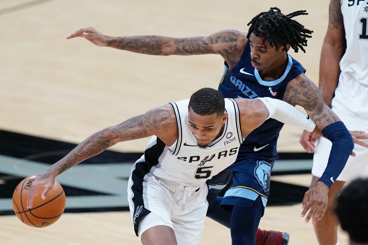 <strong>San Antonio Spurs guard Dejounte Murray (5) is pressured by Memphis Grizzlies guard Ja Morant (12) in San Antonio, Monday, Feb. 1, 2021.</strong> (Eric Gay/AP)