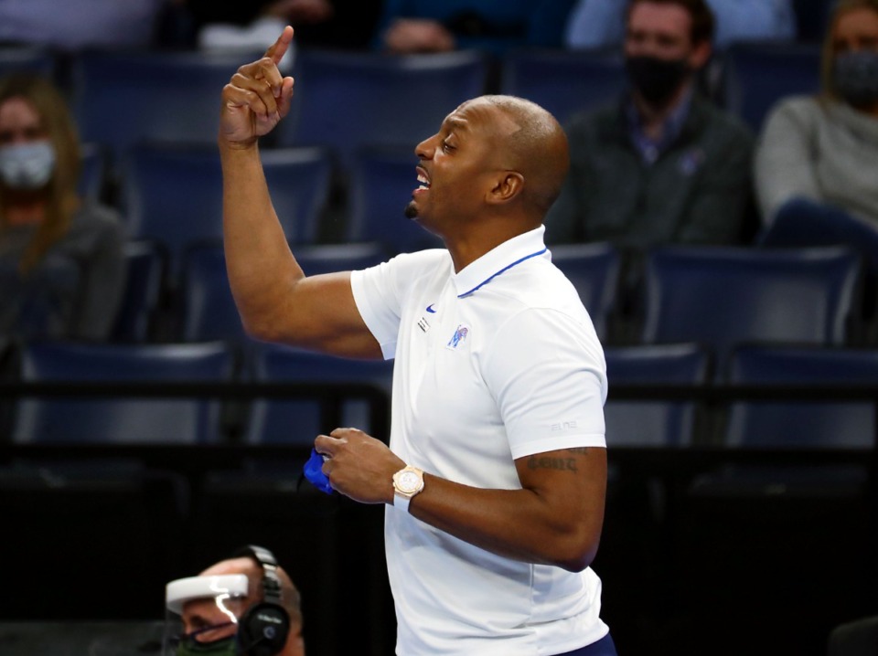 <strong>Memphis Tigers head coach Penny Hardaway motions to his team during a Feb. 6, 2021 game against ECU at the FedExForum.</strong> (Patrick Lantrip/Daily Memphian)