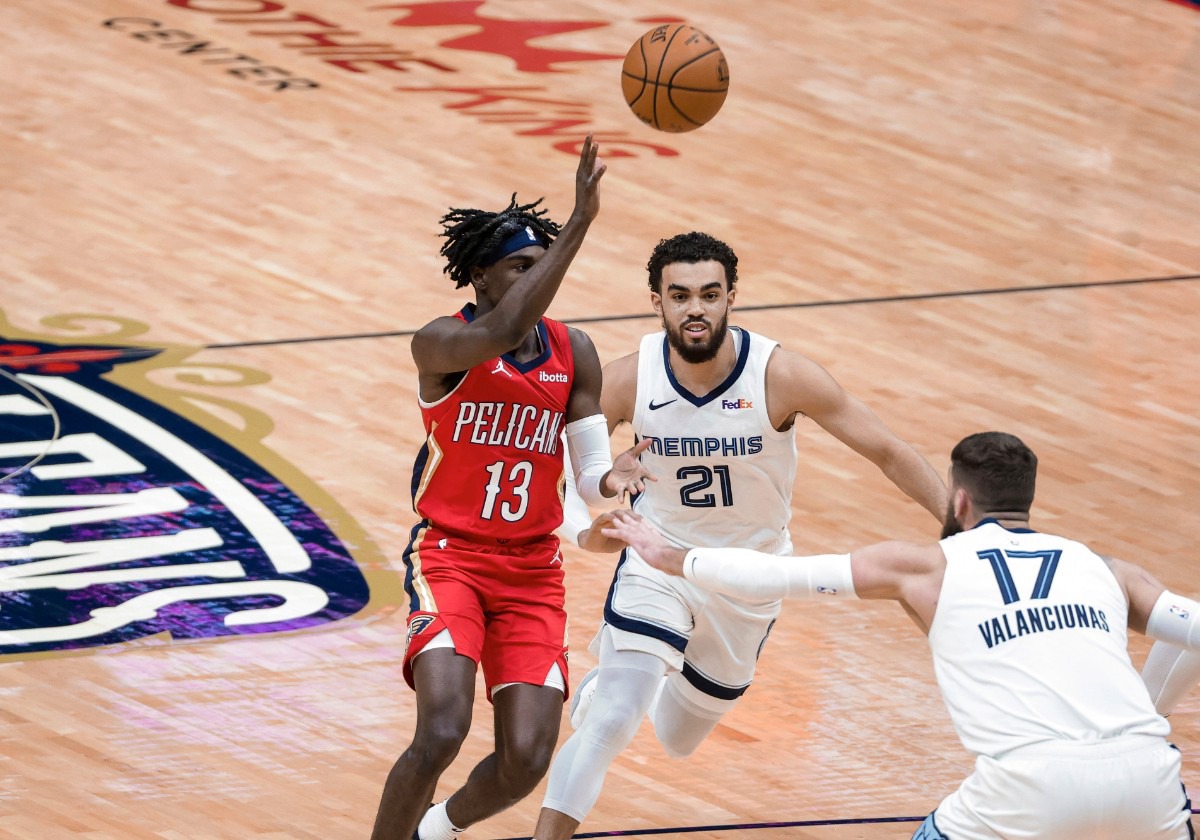 <strong>New Orleans Pelicans guard Kira Lewis Jr. (13) throws an alley-oop pass as Memphis Grizzlies guard Tyus Jones (21) and center Jonas Valanciunas (17) defend during the first quarter of an NBA basketball game in New Orleans, Saturday, Feb. 6, 2021.</strong>&nbsp;(Derick Hingle/AP)