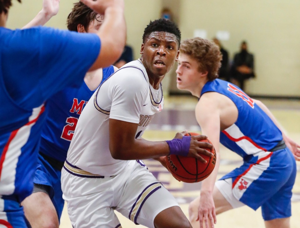 <strong>Christian Brothers guard Chandler Jackson (middle) drives against MUS on Tuesday, Feb. 9, 2021.</strong> (Mark Weber/The Daily Memphian)