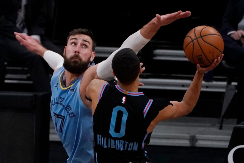 <strong>Jonas Valanciunas is the Grizzly of the Weekend, putting up a 24-11-4 stat line in the two games on 20-for-27 shooting. But the current Grizzlies don&rsquo;t rely much on individual stars, approaching the game more like Hubie Brown, with his everybody-into-the-pool approach.</strong> (Rich Pedroncelli/AP)