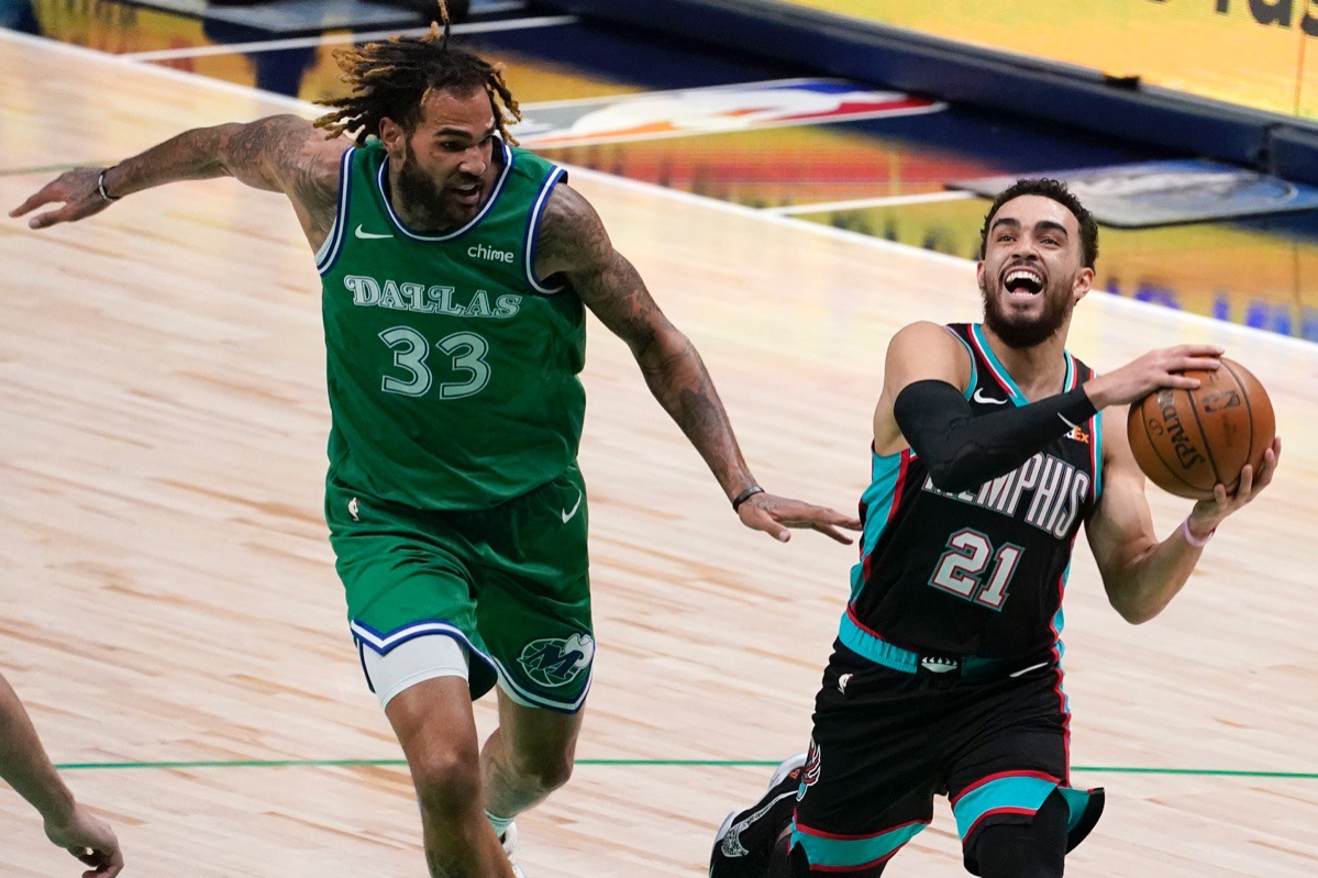 <strong>The Grizzlies' Tyus Jones breaks to the basket in Dallas, Monday, Feb. 22, 2021, with&nbsp;Dallas Mavericks' Willie Cauley-Stein (33) in pursuit.</strong> (Tony Gutierrez/AP)