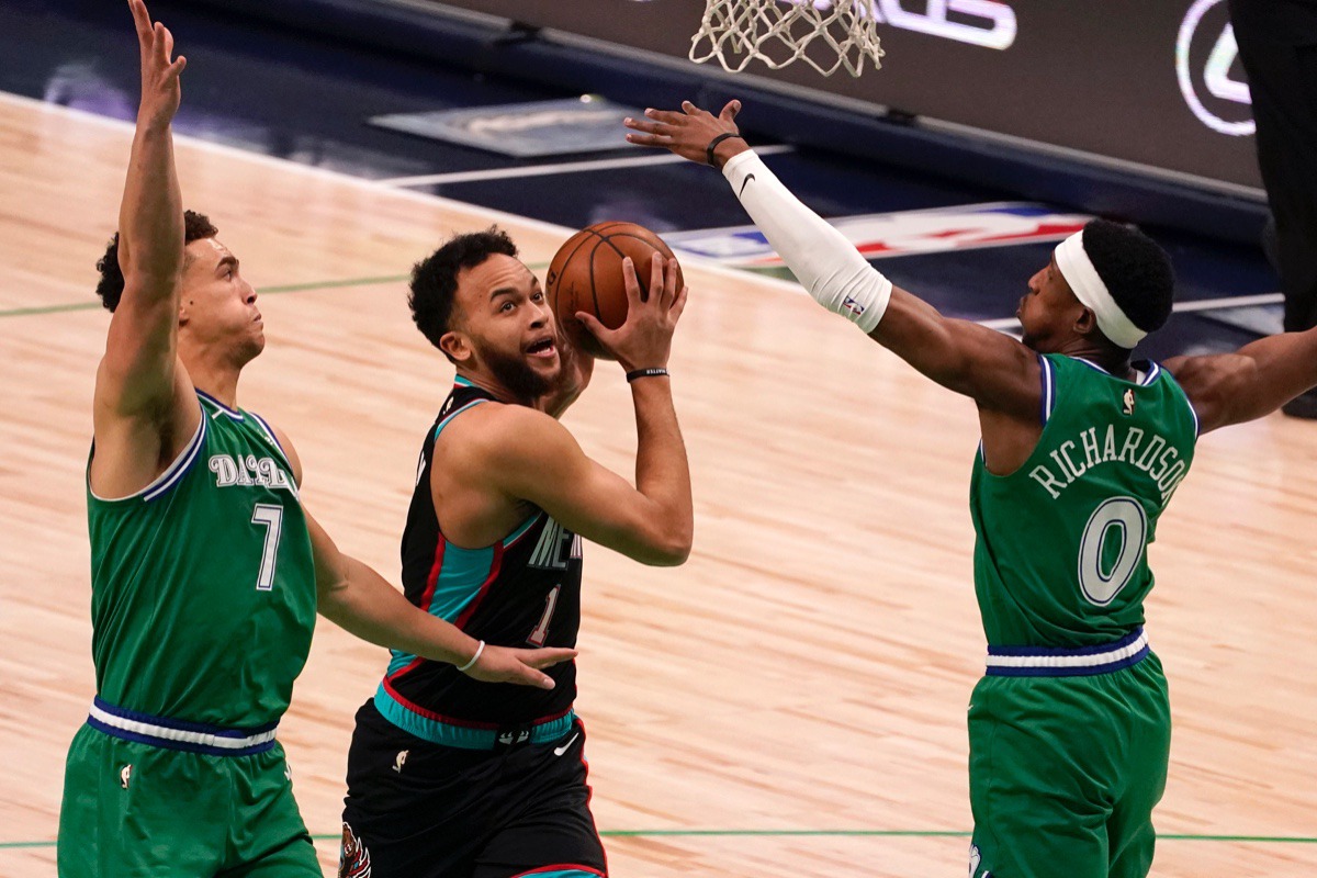 <strong>Dallas Mavericks' Dwight Powell (7) and Josh Richardson (0) try to block Kyle Anderson (1) as he drives to the basket on Monday, Feb. 22, 2021.</strong> (Tony Gutierrez/AP)