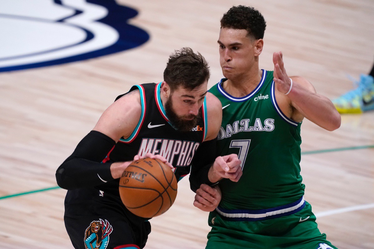 <strong>Grizzlies center Jonas Valanciuna, left, works against Dallas&rsquo; Dwight Powell (7) for a shot opportunity on Feb. 22, 2021.</strong> (Tony Gutierrez/AP)