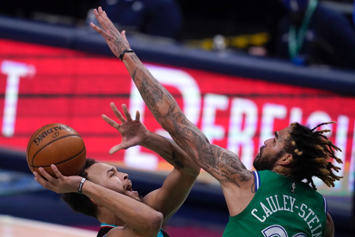 <strong>Memphis&rsquo; Kyle Anderson, left, attempts a shot as Dallas' Willie Cauley-Stein (33) defends on Feb. 22, 2021.</strong> (Tony Gutierrez/AP)