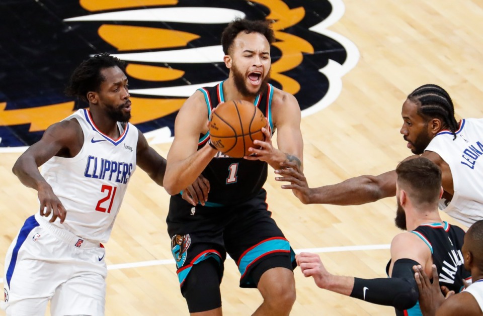 <strong>Memphis Grizzlies forward Kyle Anderson (middle) drives to the basket against Los Angeles&rsquo; Patrick Beverley (left) and Kawhi Leonard (right) on Feb. 25, 2021.</strong> (Mark Weber/The Daily Memphian)