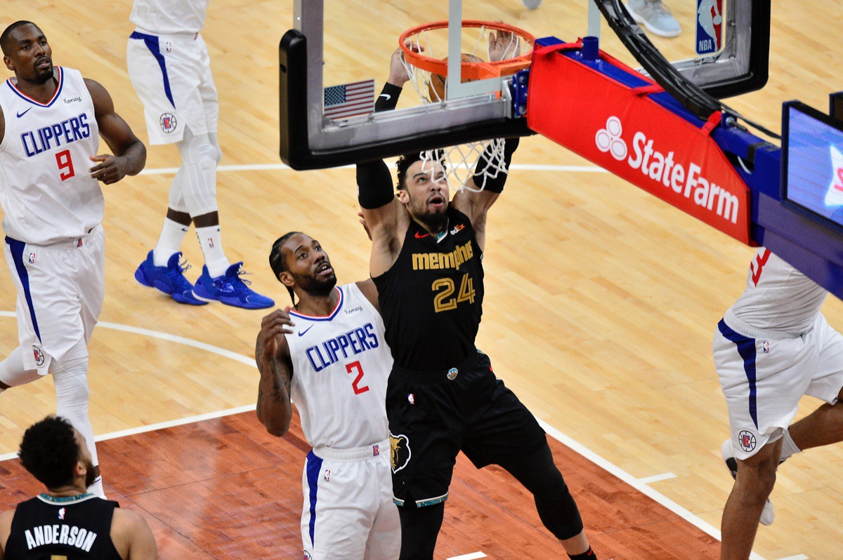 <strong>Grizzlies guard Dillon Brooks (24) scores in front of Los Angeles Clippers forward Kawhi Leonard (2) on Feb. 26, 2021.</strong> (Brandon Dill/AP)