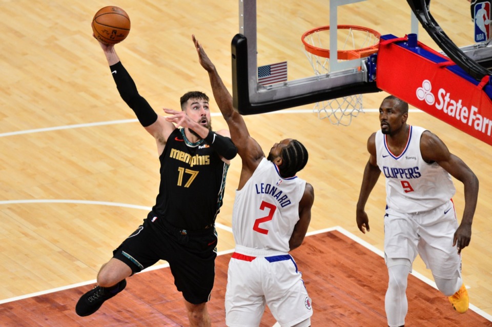 <strong>Memphis Grizzlies center Jonas Valanciunas (17) shoots against Los Angeles Clippers forward Kawhi Leonard (2) as center Serge Ibaka (9) moves for position on Friday, Feb. 26, 2021.</strong> (Brandon Dill/AP)