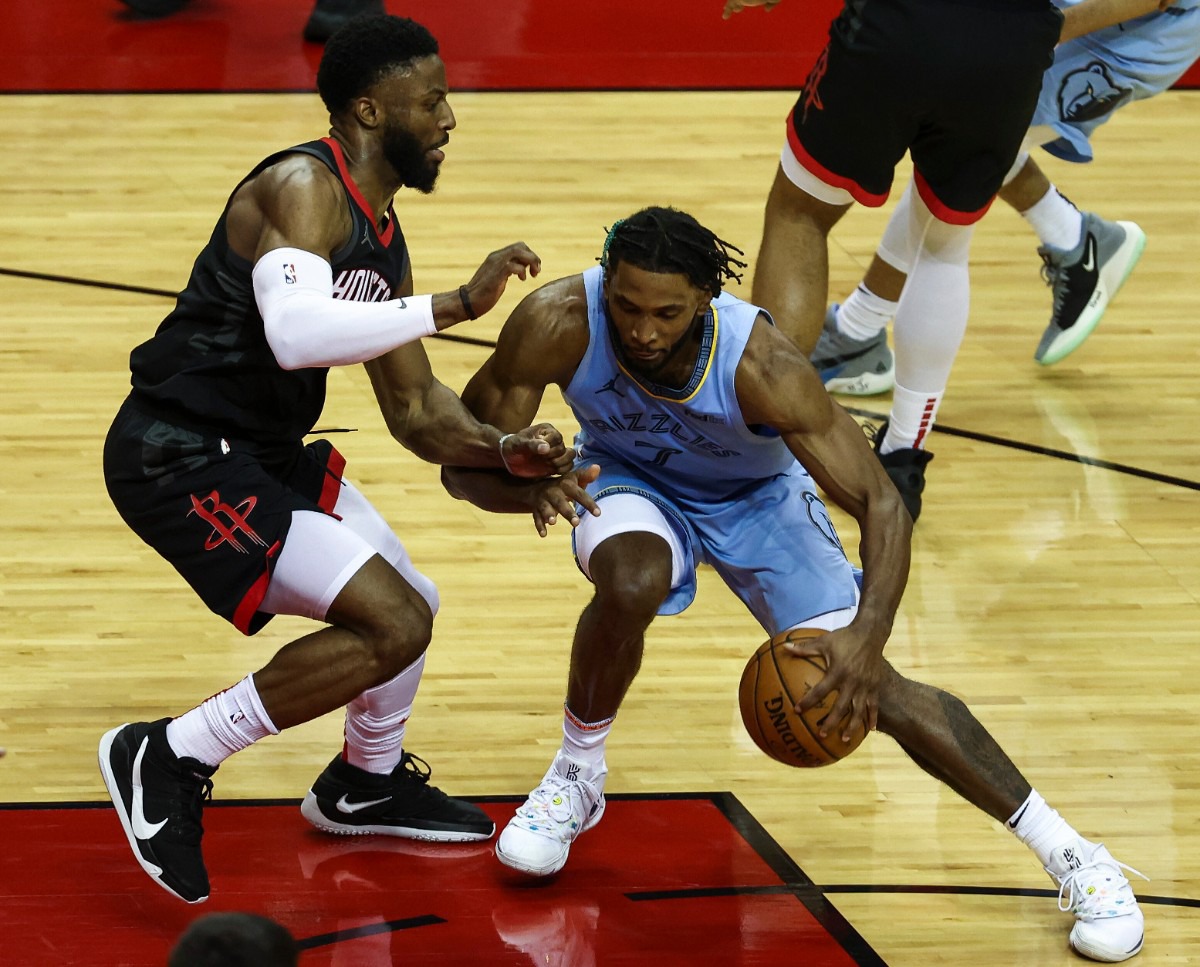 <strong>Memphis Grizzlies forward Justise Winslow (7) dribbles as Houston Rockets guard David Nwaba (2) defends during the fourth quarter of an NBA basketball game Sunday, Feb. 28, 2021, in Houston.</strong> (Troy Taormina/AP)
