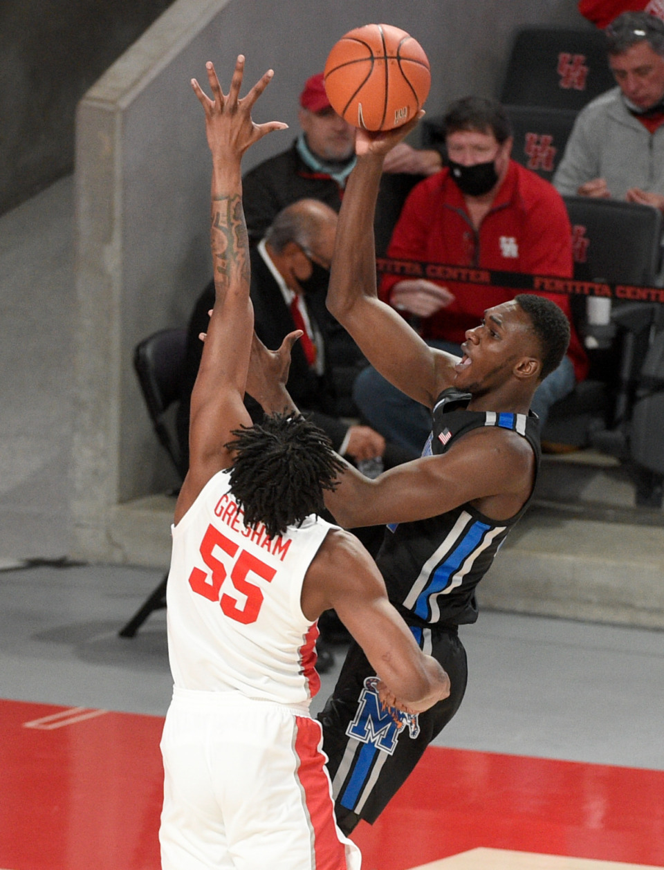 <strong>Memphis center Moussa Cisse (right) shoots as Houston forward Brison Gresham defends during the first half of an NCAA college basketball game, Sunday, March 7, 2021, in Houston.</strong> (Eric Christian Smith/AP)