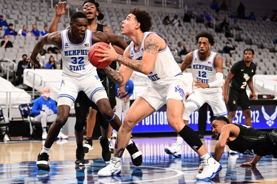 <strong>U of M&rdquo;s Moussa Cisse (32) blocks as Lester Quinones lines up a shot against the University of Central Florida on March 12, 2021.</strong> (Courtesy American Athletic Conference/Ben Solomon)