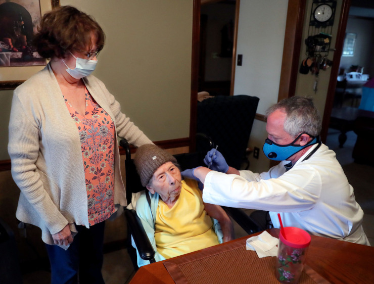 <strong>Dr. David Weber (center) prepares to give Mary Rizzo a COVID-19 vaccine while her daughter, Joanne Lindberg, looks on March 10, 2021.</strong> (Patrick Lantrip/Daily Memphian)