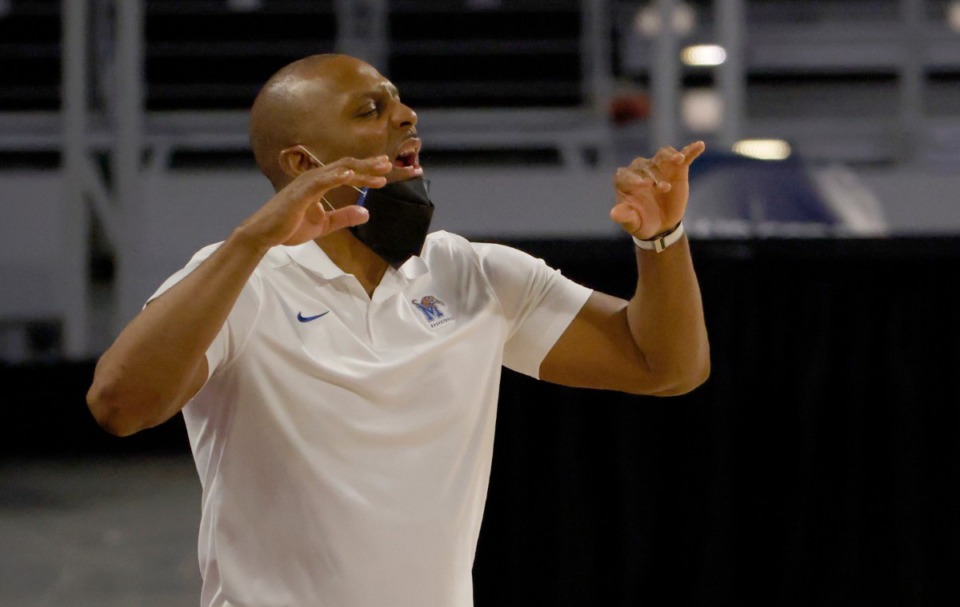 <strong>Memphis Head Coach Penny Hardaway calls a play against Houston during the second half of an NCAA college basketball game in the semifinal round of the American Athletic Conference men's tournament Saturday, March 13, 2021, in Fort Worth, Texas.</strong> (Ron Jenkins/AP)