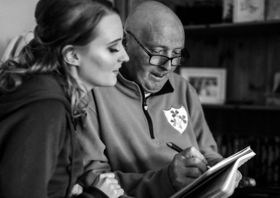 <strong>R&oacute;is&iacute;n Nilan helps her father Martin Nilan write out his wedding vows.</strong> (Patrick Lantrip/Daily Memphian)