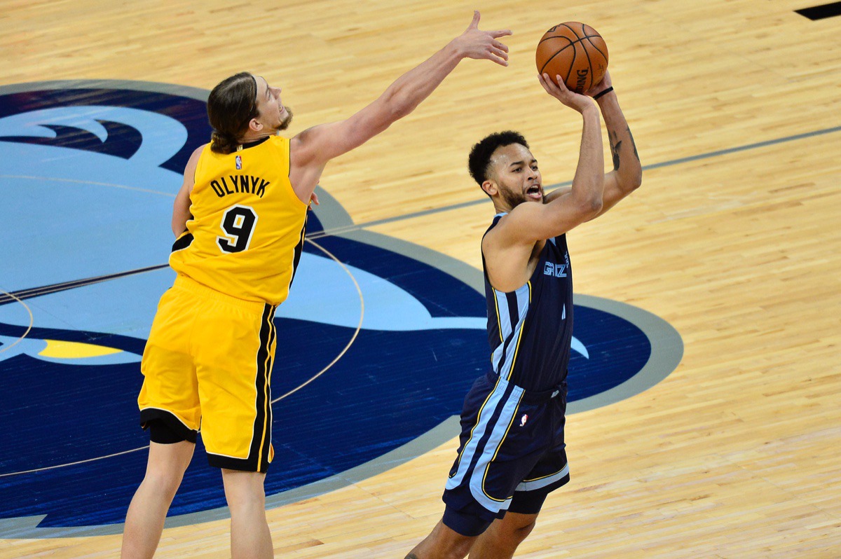 <strong>Memphis Grizzlies forward Kyle Anderson (1) shoots ahead of Miami Heat forward Kelly Olynyk (9)&nbsp;on March 17, 2021, at FedExForum.</strong> (Brandon Dill/AP)