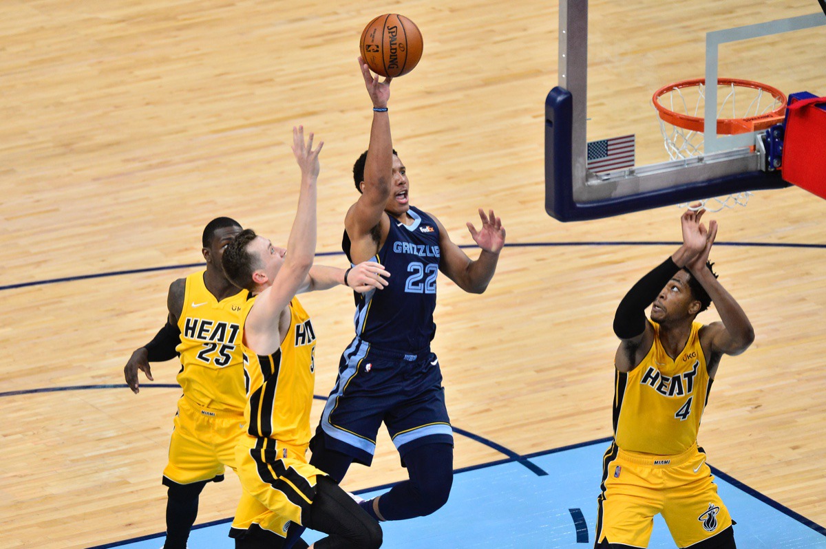 <strong>Grizzlies guard Desmond Bane (22) shoots against Miami Heat guard Duncan Robinson (55) and forward KZ Okpala (4) on March 17 at FedExForum.</strong> (Brandon Dill/AP)