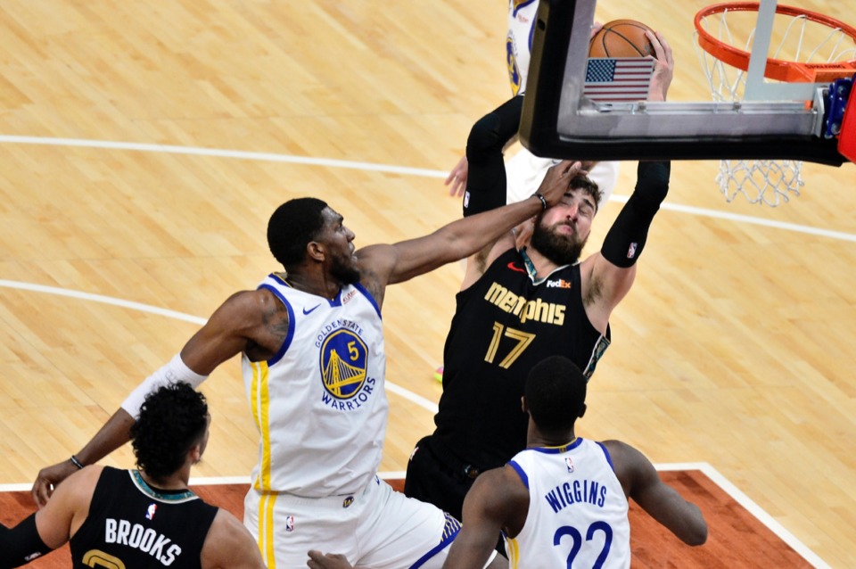 <strong>Grizzlies center Jonas Valanciunas (17) grabs a rebound as he collides with Golden State Warriors center Kevon Looney (5)</strong>&nbsp;<strong>on March 19 at FedExForum. </strong>(Brandon Dill/AP)