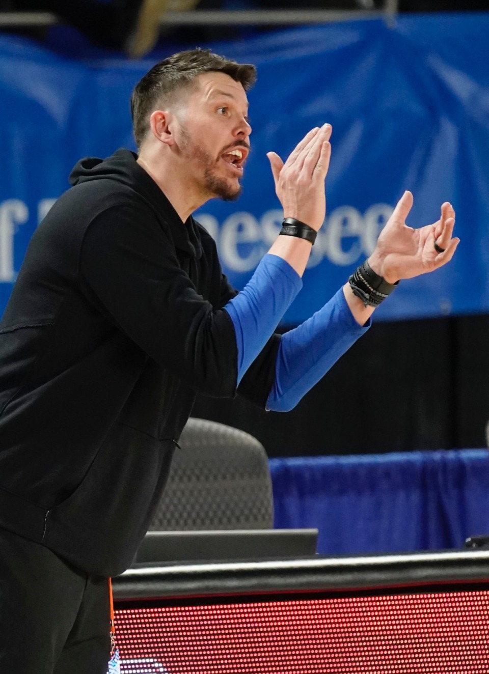 <strong>Houston head coach Michael Miller encourages his team&nbsp;on March 19 in Murfreesboro, Tenn.</strong> (Larry McCormack/Special to The Daily Memphian)