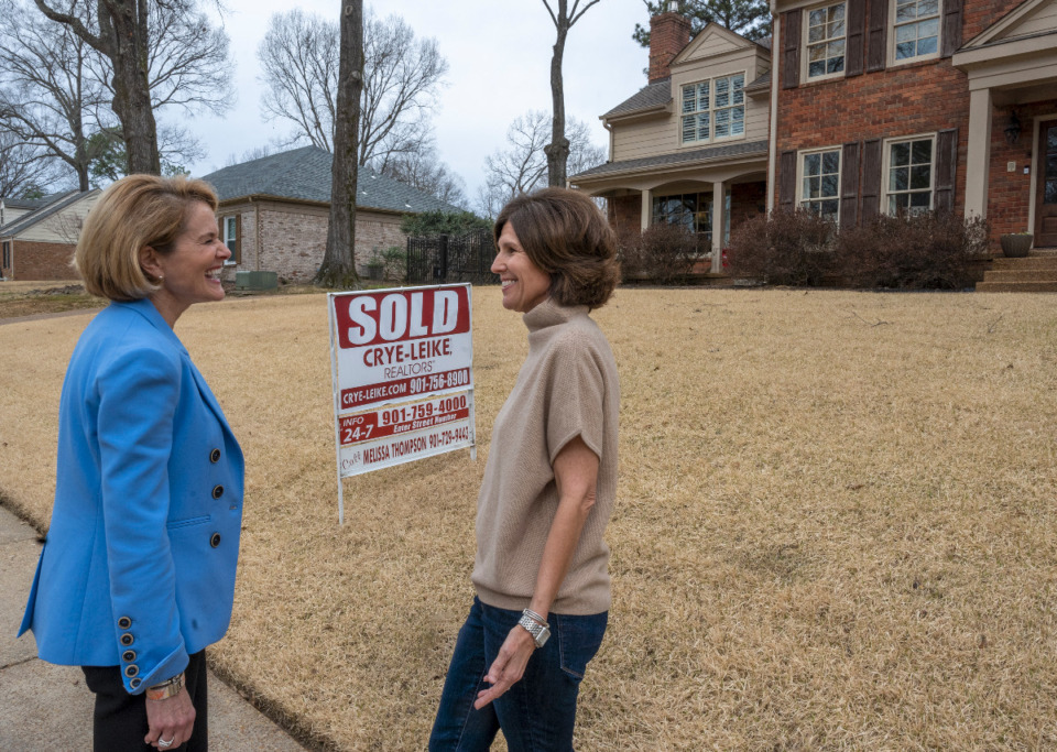 <strong>Melissa Thompson (left) talks with her friend and client, Leigh Stevenson, after selling the Stevensons&rsquo; house in one day.</strong> (Greg Campbell/Special to The Daily Memphian)