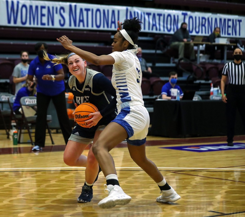 <strong>Rice University forward Lauren Schwartz (15) drives against Delaware forward Ty Battle (32) in a WNIT game</strong>&nbsp;<strong>at Collierville High School in Collierville on March 26.</strong> (Patrick Lantrip/Daily Memphian)