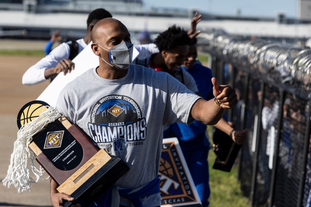 <strong>Memphis Tigers men&rsquo;s basketball coach Penny Hardaway gives a thumbs up as the Memphis Tigers are greeted by fans at Wilson Air Center after the Tigers won the NIT championship against the Mississippi State Bulldogs.</strong> (Brad Vest/ Special to The Daily Memphian)