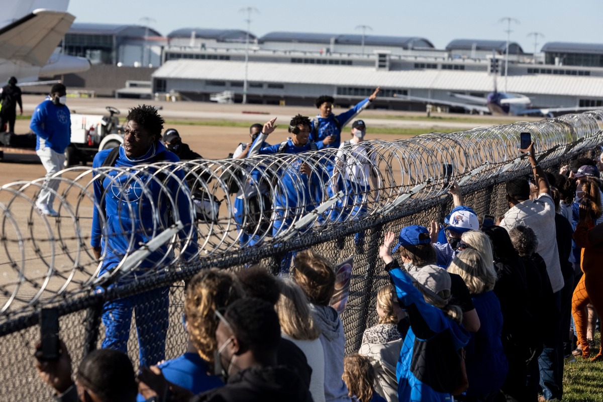 <strong>Fans welcome the Memphis Tigers men&rsquo;s basketball team home after the Tigers won the NIT championship against the Mississippi State Bulldogs.</strong> (Brad Vest/ Special to The Daily Memphian)