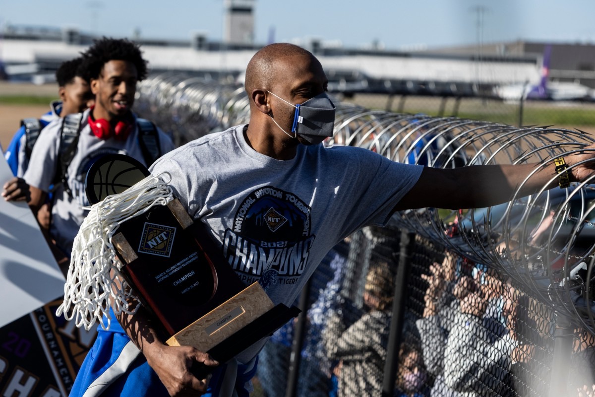 <strong>Memphis Tigers men&rsquo;s basketball coach Penny Hardaway gives a fan a fist bump as the Memphis Tigers are greeted by fans at Wilson Air Center after the Tigers won the NIT championship against the Mississippi State Bulldogs.</strong>&nbsp;(Brad Vest/ Special to The Daily Memphian)