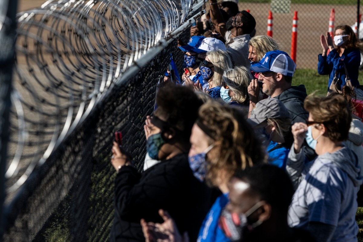 <strong>Fans welcome the Memphis Tigers men&rsquo;s basketball team home after the Tigers won the NIT championship against the Mississippi State Bulldogs.</strong> (Brad Vest/ Special to The Daily Memphian)