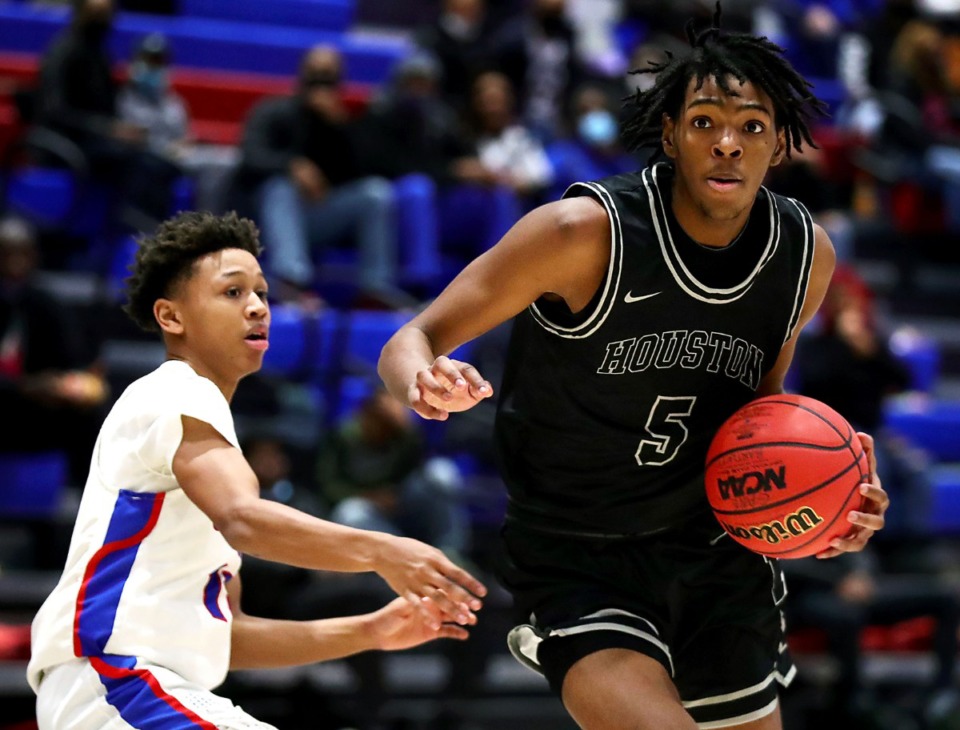 <strong>Houston High School forward Johnathan Lawson (5) brings the ball up the court during a Jan. 22, 2021 game against Bartlett High School.</strong> (Patrick Lantrip/Daily Memphian file)