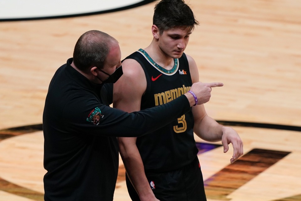 <strong>Memphis Grizzlies head coach Taylor Jenkins talks to guard Grayson Allen (3), during the game against the Miami Heat, Tuesday, April 6, 2021, in Miami.</strong> (Marta Lavandier/AP)