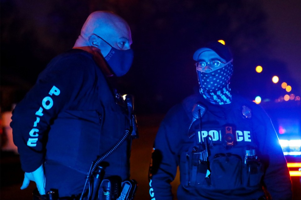 <strong>Memphis Police Lt. Israel Taylor (left) talks to one of his officers who was making a stop on Feb. 9.</strong> (Patrick Lantrip/Daily Memphian)