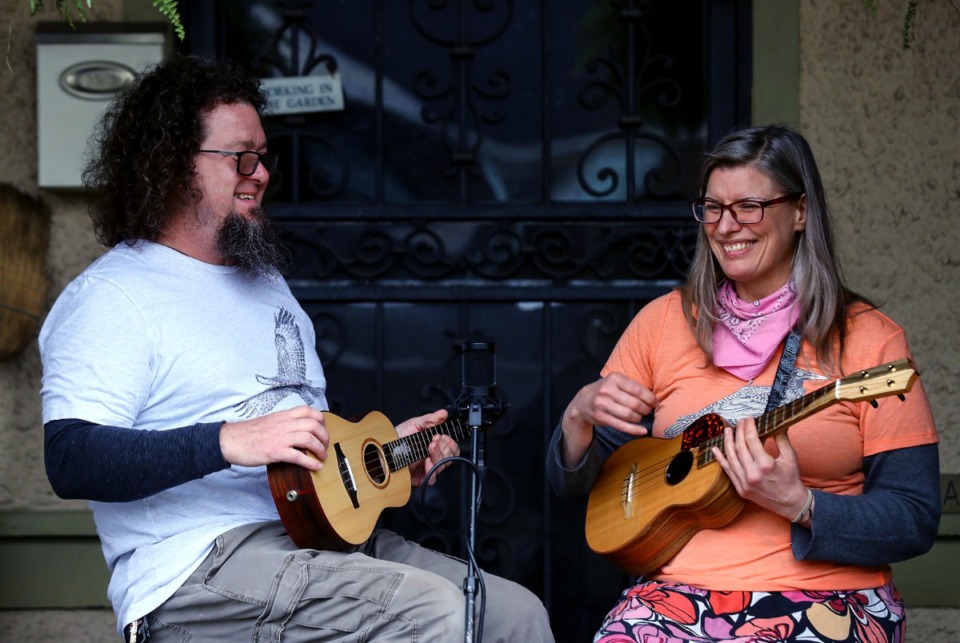 <strong>Ukulele duo Jeremy Roberts and Denise Martin play on a Felix Avenue porch during Cooper-Young Porchfest 2021 April 17, 2021.</strong> (Patrick Lantrip/Daily Memphian)