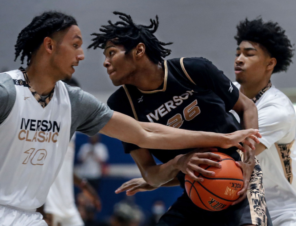 <strong>University of Memphis signee Johnathan Lawson drives to the lane during the 2021 Iverson Classic at Bartlett High May 8, 2021. (</strong>Patrick Lantrip/Daily Memphian)