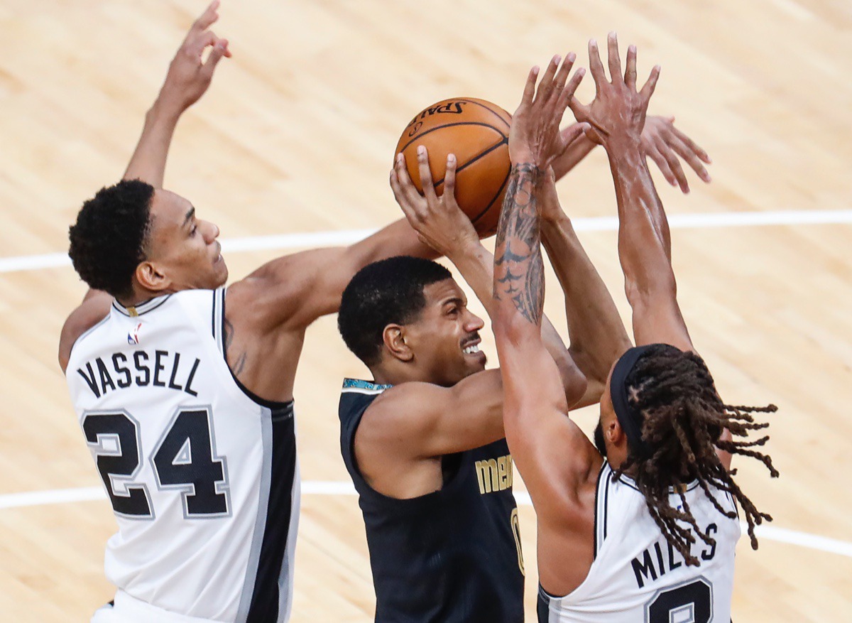 <strong>Grizzlies guard De'Anthony Melton (middle) drives to the basket against San Antonio&rsquo;s Devin Vassell (left) and Patty Mills (right) on May 19, 2021.</strong> (Mark Weber/The Daily Memphian)