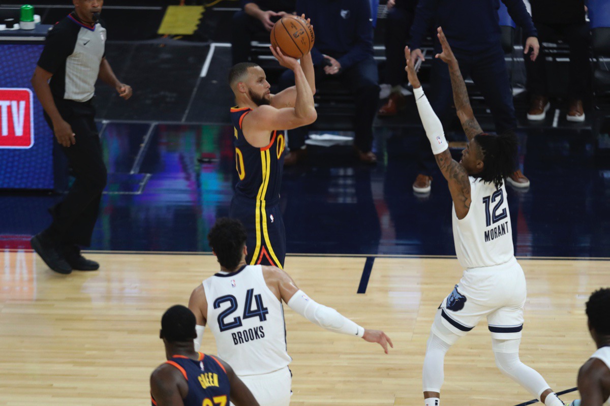 <strong>Golden State&rsquo;s Stephen Curry (30) shoots against Ja Morant (12) during the Western Conference play-in game in San Francisco, Friday, May 21, 2021.</strong> (Jed Jacobsohn/AP)