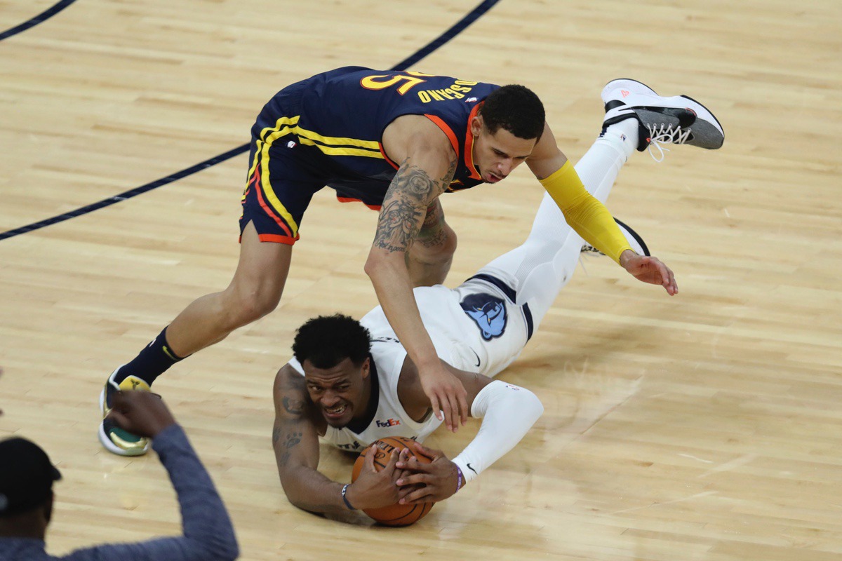 <strong>Grizzlies center Xavier Tillman Sr., bottom, dives for the ball against Golden State&rsquo;s Juan Toscano-Anderson, top, during the Western Conference play-in game in San Francisco, Friday, May 21, 2021.</strong> (Jed Jacobsohn/AP)
