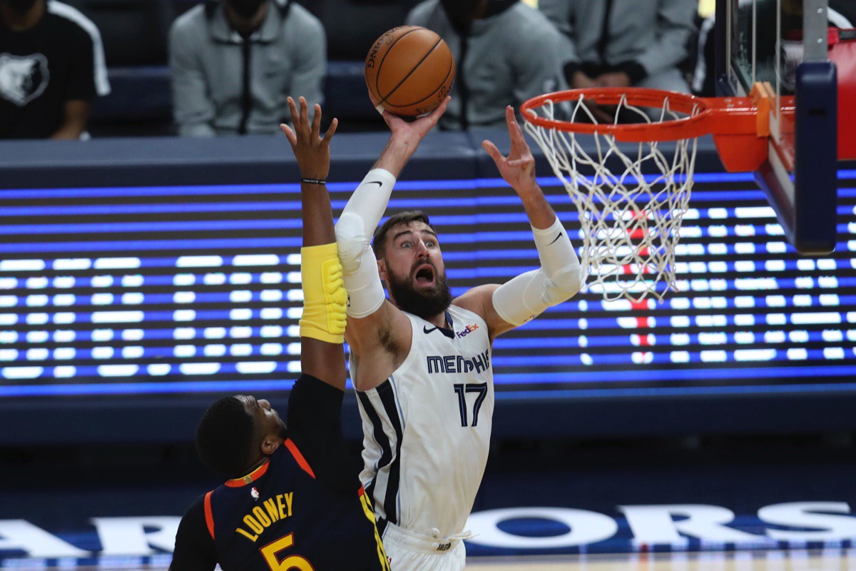 <strong>Grizzlies center Jonas Valanciunas (17) shoots against Golden State&rsquo;s Kevon Looney (5) during the Western Conference play-in game in San Francisco, Friday, May 21, 2021.</strong> (Jed Jacobsohn/AP)