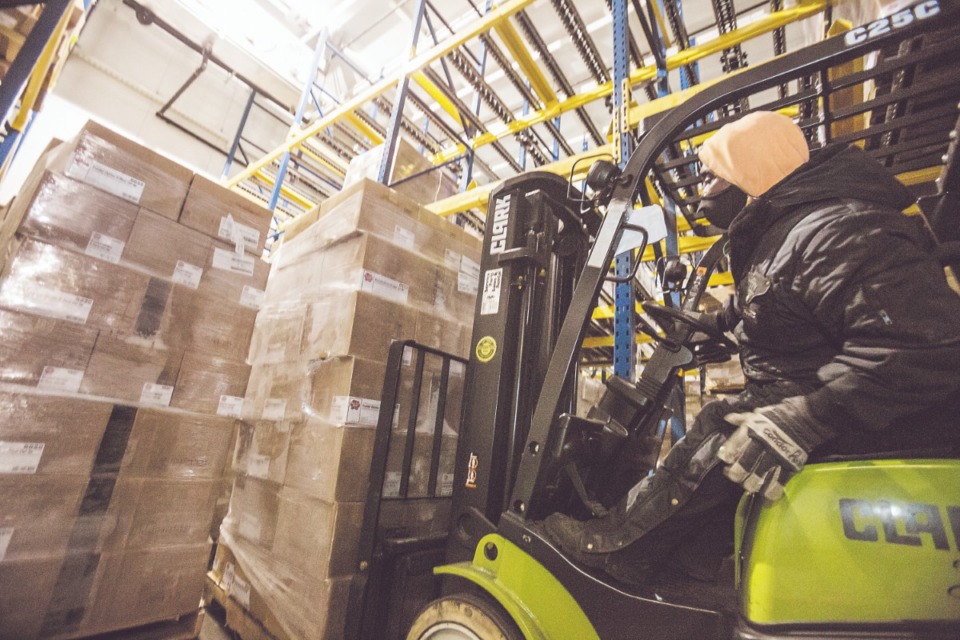 <strong>A forklift operator parks a pallet. FedEx Supply Chain is currently hiring experienced forklift drivers.</strong> (The Daily Memphian file)