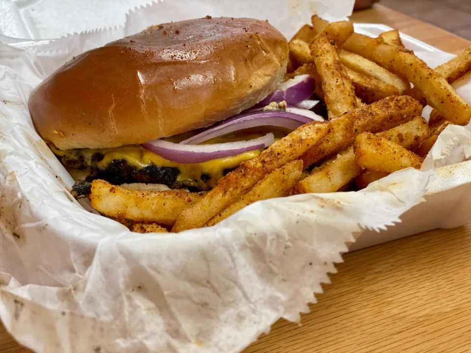 <strong>The Mojo Burger at Memphis Mojo Caf&eacute; comes with mustard, pickle and onion.</strong> (Jennifer Biggs/Daily Memphian)