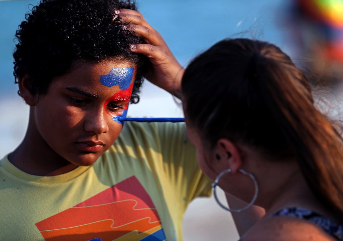 <strong>Jordan Pignataro gets his face painted by Alycia Kirk at Mud Island July 4, 2021.</strong> (Patrick Lantrip/Daily Memphian)