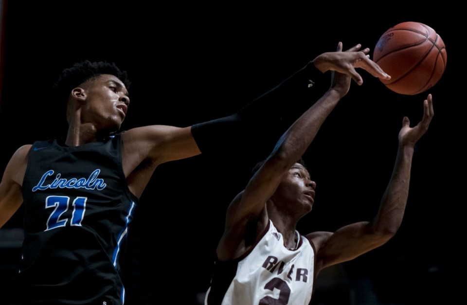 <strong>Emoni Bates (left) guarded another player during the 2019 Tip Off Classic high school basketball game in Ypsilanti, Michigan.</strong> (Nicole Hester/Ann Arbor News via AP file)