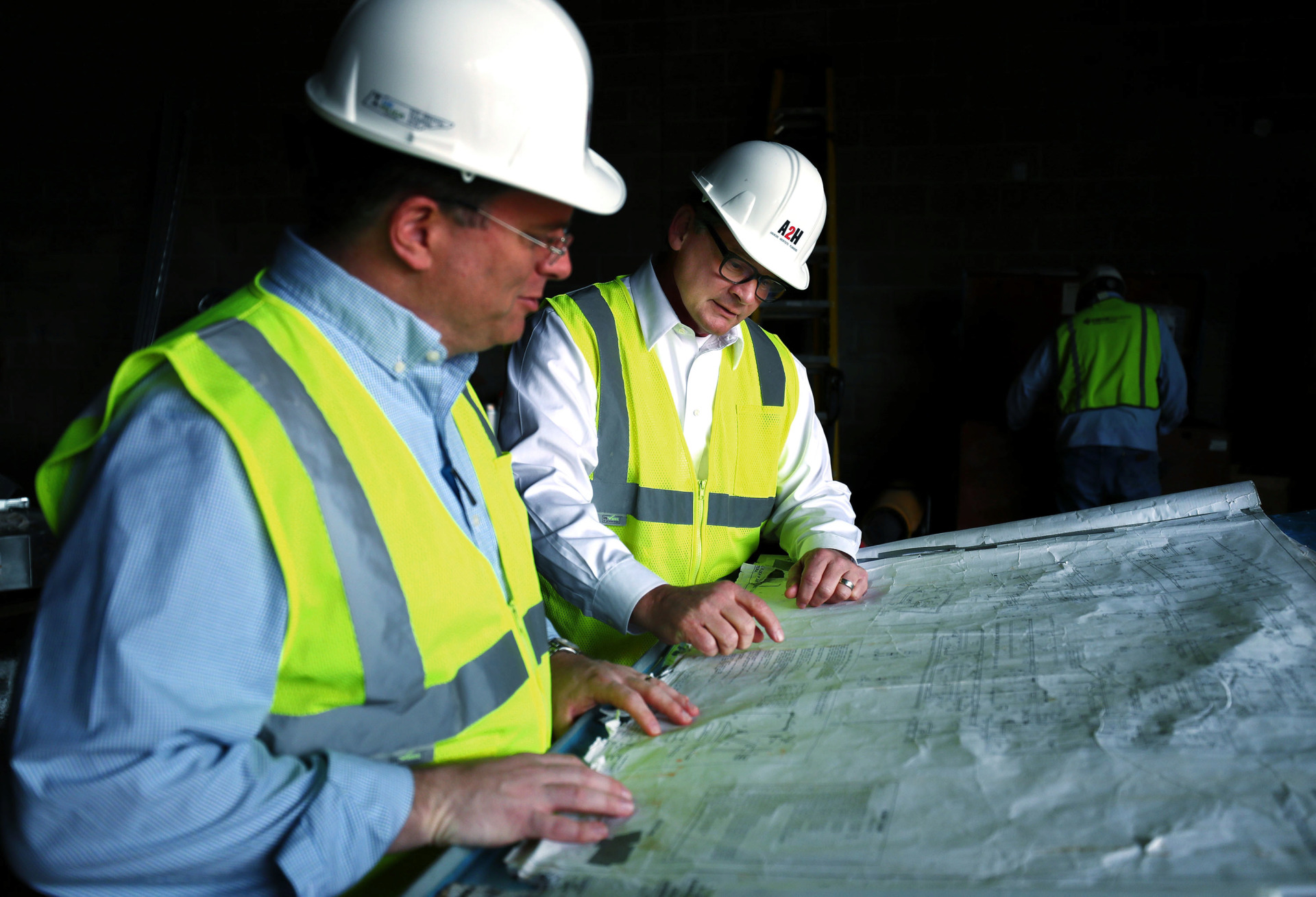 <strong>David Smith (left) and Stewart Smith (right), two new principals at A2H, inspect the design plans for the Forest Hill Elementary School. The Lakeland-based engineering and architectural firm is expanding and recently hired three new prinicpals, is establishing an office in downtown Memphis, and recently opened an office in Nashville.</strong> (Houston Cofield/Daily Memphian)