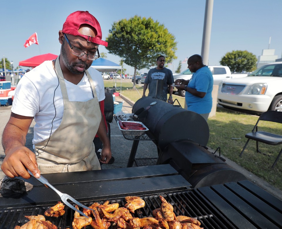 <strong>Argentrius Hull smokes chicken wings while tailgating at Tiger Lane on Sept. 7, 2019. Tiger Lane will still allow tailgating, but Tobey Park will not.</strong> (Patrick Lantrip/Daily Memphian)