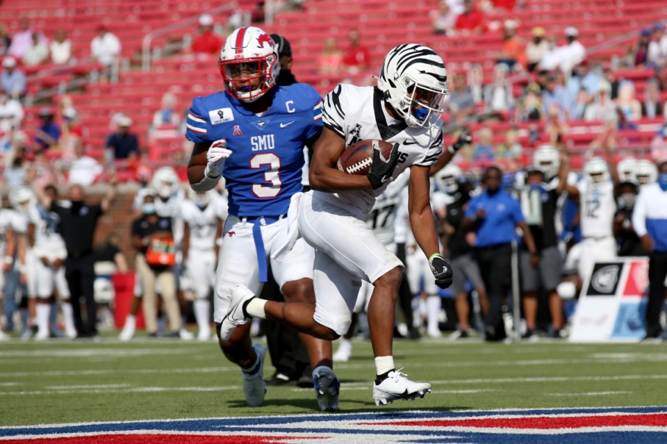 <strong>Memphis tight end Sean Dykes (right, dodging a tackle by SMU in Dallas on Oct. 3, 2020), will be returning to play for the Tigers this season as a fifth-year senior. He&rsquo;s among&nbsp;seven players listed as fifth-year seniors after being granted an extra year due to the pandemic.</strong>&nbsp;(Associated Press file)