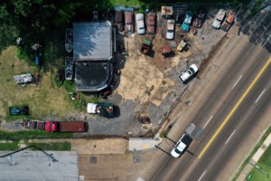<strong>An unnamed car lot sits at the intersection of Lamar Avenue and Felix Street Sept. 9, 2020.</strong> (Patrick Lantrip/Daily Memphian file)