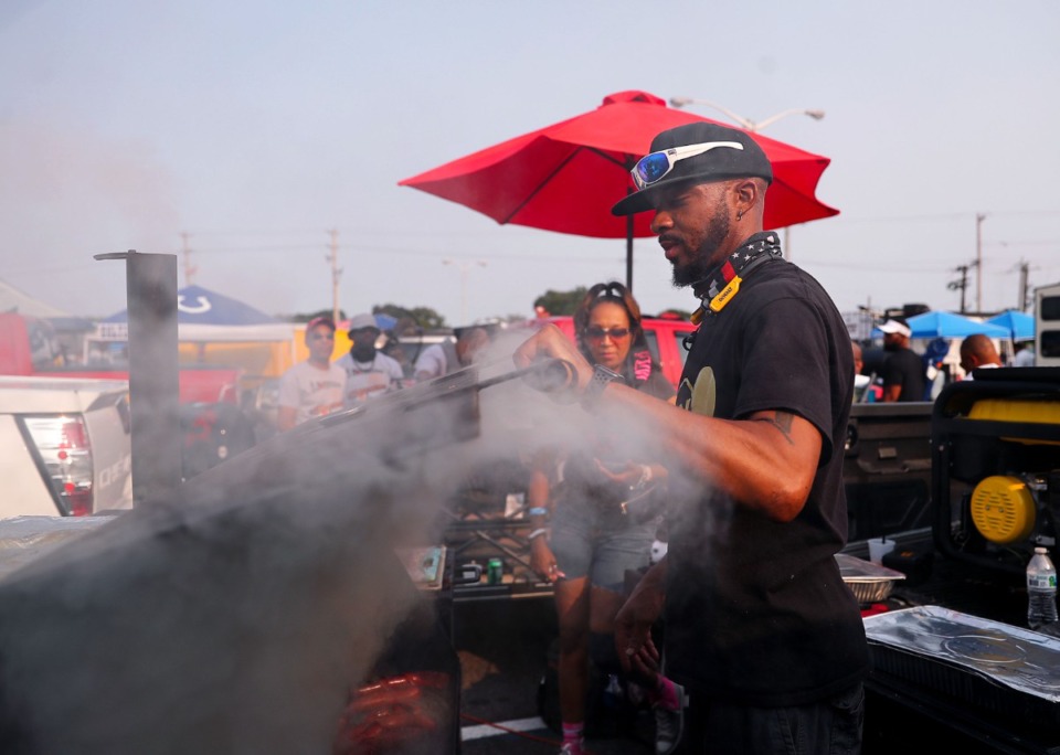 <strong>Audric Simmons cooks hotdogs and chicken wings while tailgating before the Southern Heritage Classic.</strong> (Patrick Lantrip/Daily Memphian)