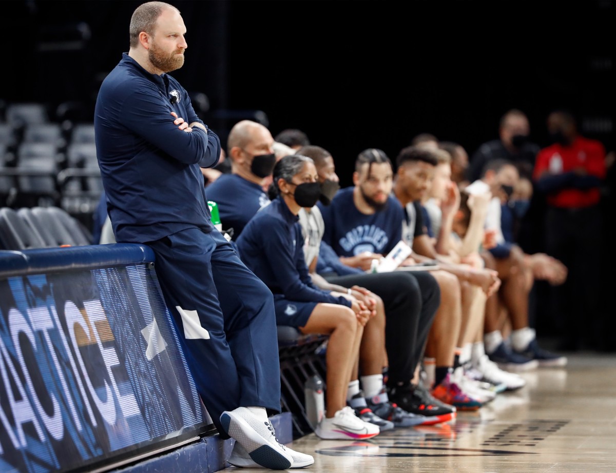 <strong>Memphis Grizzlies head coach Taylor Jenkins (left) watches scrimmage during open practice on Sunday, Oct. 3, 2021.</strong> (Mark Weber/The Daily Memphian)