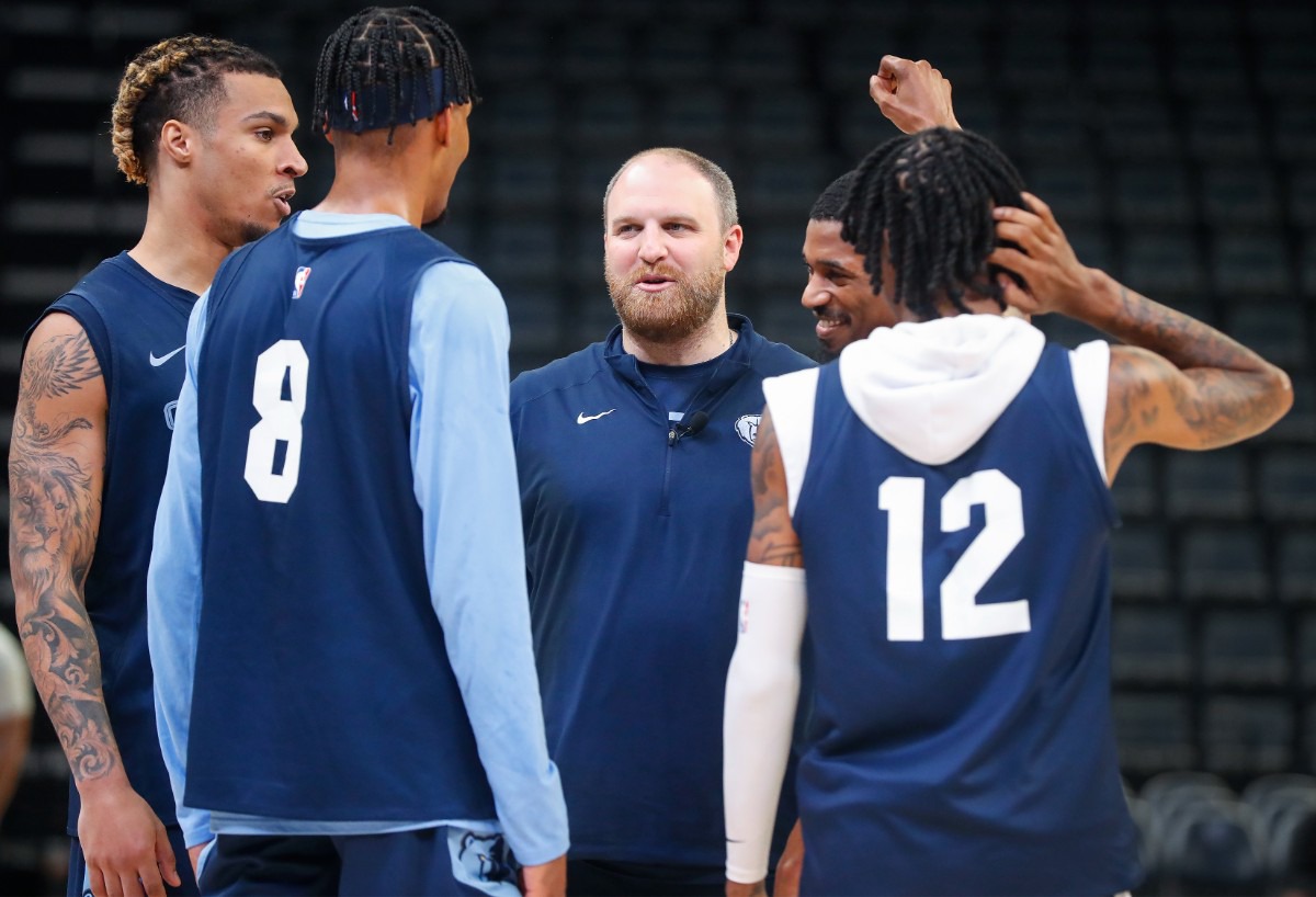 <strong>Memphis Grizzlies head coach Taylor Jenkins (middle) talks to his team during open practice on Sunday, Oct. 3, 2021.</strong> (Mark Weber/The Daily Memphian)